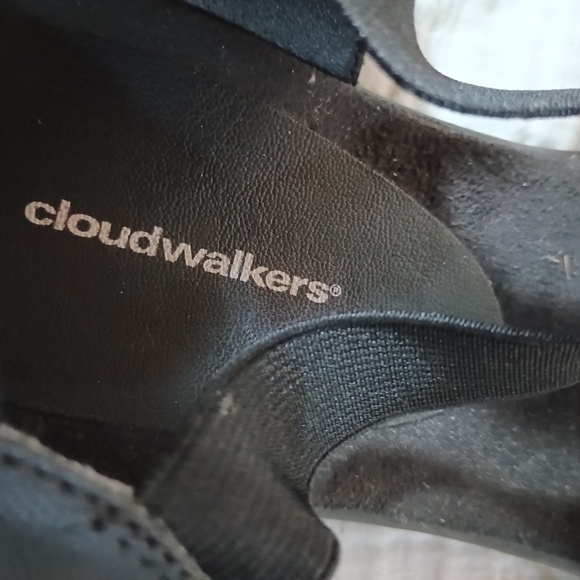 Woman's 11W fawn cloudwalkers sandals in great shape. Soles look brand new. - Picture 8 of 9